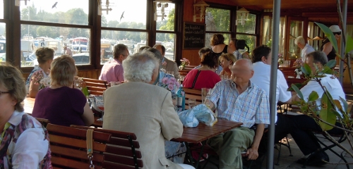 Zufriedene Gesichter beim Sommerfest